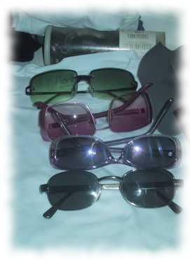 Sonnenbrillensortiment im Kleiderschrank