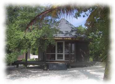 Vorderseite der Strandvilla mit der Terasse