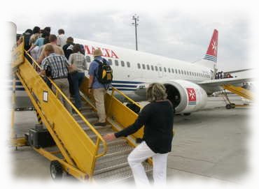 Tina bei der Gangway zum Flugzeug der Air Malta beim Abflug