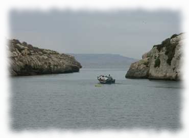 Fischerboot bei der Ausfahrt aus Mġarr ix-Xini
