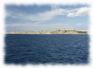 Ostküste von Gozo mit dem Hafen Mġarr