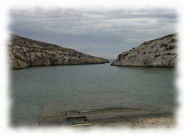 Mġarr ix-Xini vom Strand aus gesehen