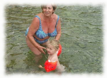 Mama und Elina schwimmend im Meer