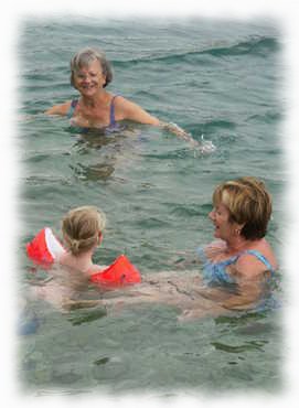 Mama, Eva und Elina schwimmend im Meer
