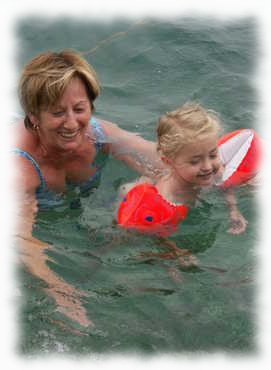 Mama und Elina schwimmend im Meer