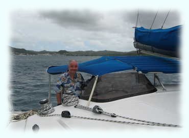 Skipper Columbus am Steuer bei der Ausfahrt aus Le Marin