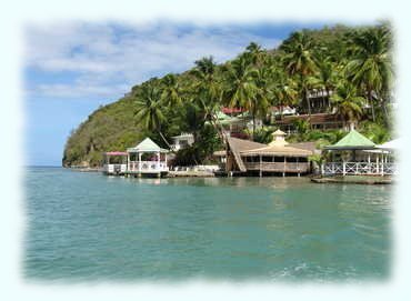 Strandabschnitt bei der Ausfahrt der Marigot Bay