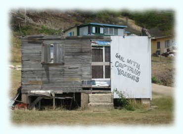 Verfallene Hütte mit Einladung zum Segeln :-)