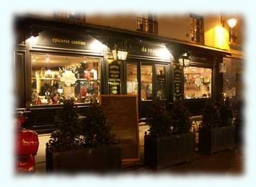 Geschäft in einer Strasse von Paris am Abend