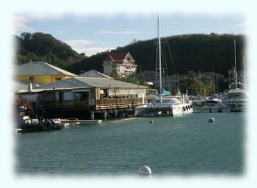 Der Hafen von Le Marin mit einer Bar