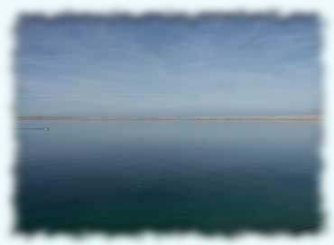 Blick über das Meer auf das gegenüberliegende Festland und die Insel Pag