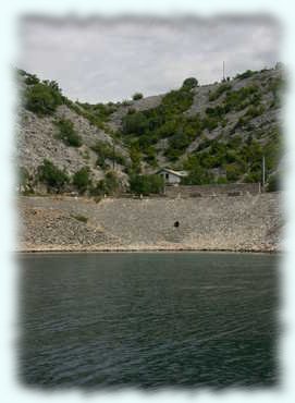 Blick in eine Bucht bei Tribanj vom Meer aus