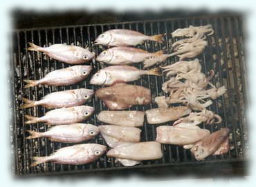 Fisch und Sepien am Grill