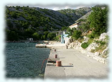 Blick entlang der Mole in die Bucht von Tribanj