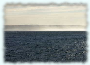 Sonnenbeschienene Sturmgischt und die Insel Pag