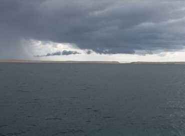 ankommende Regenfront vor der Insel Pag