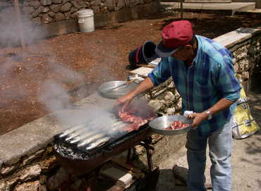 Fische und Kotellets auf dem Grill