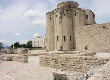 Die Kirche Sveti Donat mit dem Vorplatz