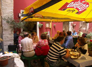 Restaurant in einer kleinen Straße in der Altstadt