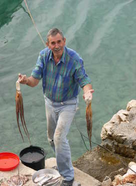 Onkel Zvonko mit zwei Kraken in den Händen