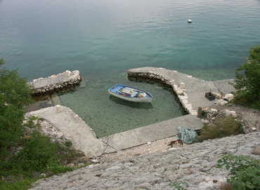 kleiner Hafen mit einem Boot