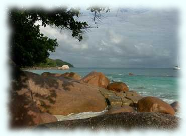 Granitsteinansammlung am Strand der Anse Lazio