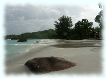 Der Strand der Anse Lazio nachdem sich die  Welle ins Meer zurückzieht