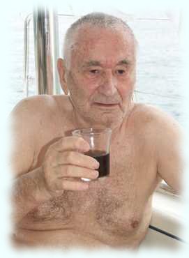 Portrait von Otto mit einem Glas Cola