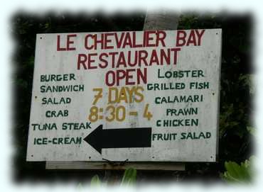 Schild des Le Chevalier mit Öffnungszeiten und Speisekarte