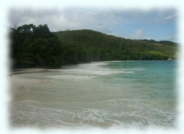 Eine Welle spült das Wasser über den gesamten Sandstrand