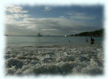 Erwin, Maxl und Alex spielen im Meer