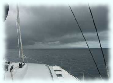 Blick Richtung Mahé und einem regenwolkenverhangenen Himmel
