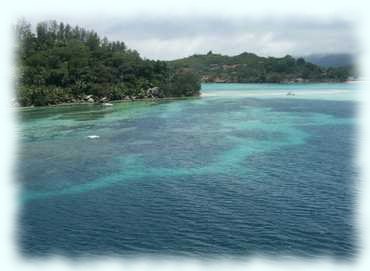 Blick vom Masttop auf die Île Moyenne und die dahinterliegende Île Longue