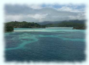 Blick vom Masttop auf die Île Moyenne, die Île Longue, im Hintergrund Île au Cerf und rechts ein Zipfel der Île Ronde