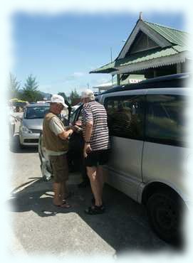 Erwin und Otto verhandeln mit dem Taxifahrer