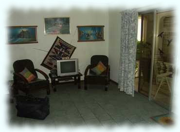 Das Wohnzimmer mit Fernseher und Sitzgelegenheiten im Haus Contoret