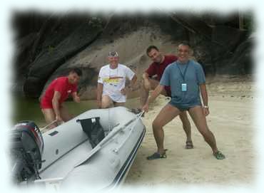 Tom, Erwin, Maxl und Alex ziehen das Dinghi auf den Strand der Anse au Riz