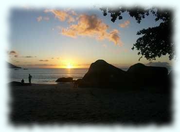 Sonnenuntergang in der Beauvallon auf Mahé