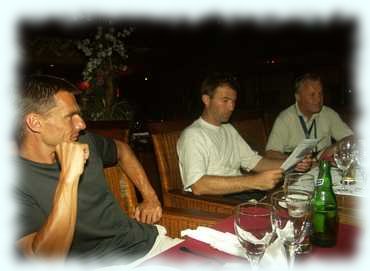 Tom, Maxl und Attila am Tisch im Le Rendez-Vous