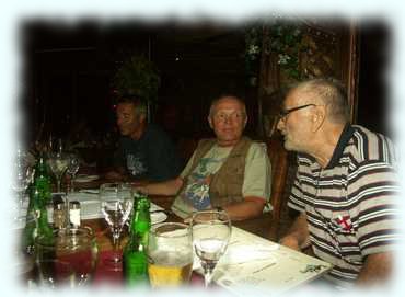 Alex, Erwin und Otto am Tisch im Le Rendez-Vous