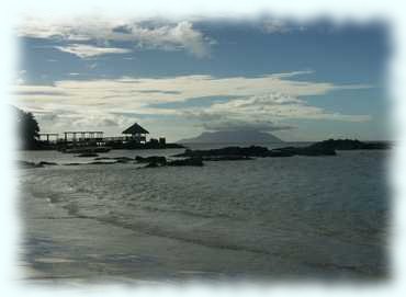 Die Beauvallon beim Hotel Meridian, im Hintergrund die Insel Silhouette