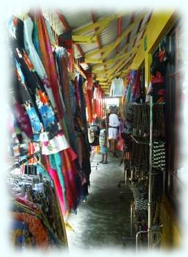 Die Souvenirabteilung im ersten Stock des Marktes mit bunten Schals und Ketten