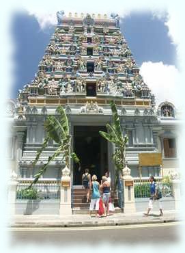 Der Hindu-Tempel in Victoria mit Eingangstor