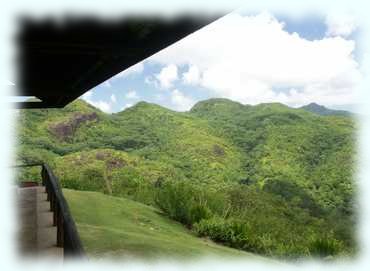 Blick von der Aussichts-Lodge auf die Regenwälder in den Hügeln von Mahé