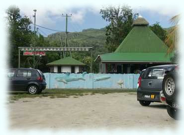 Das Anchor Cafe mit Parkplatz