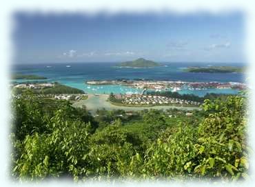 Blick vom Aussichtspunkt auf die künstliche Insel Eden Island mit den dahinter liegenden Sainte Anne Marine National Park