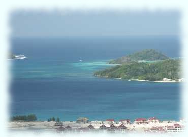 Blick auf einen Katamaran im Sainte Anne Channel