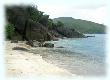 Der südliche Strandabschnitt der Anse au Riz mit hohen Granitfelsen