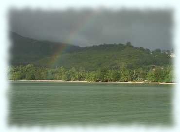 Regenbogen an der Küste von Mahé