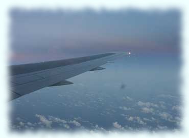 Flügel des Flugzeuges und Morgendämmerung am Horizong